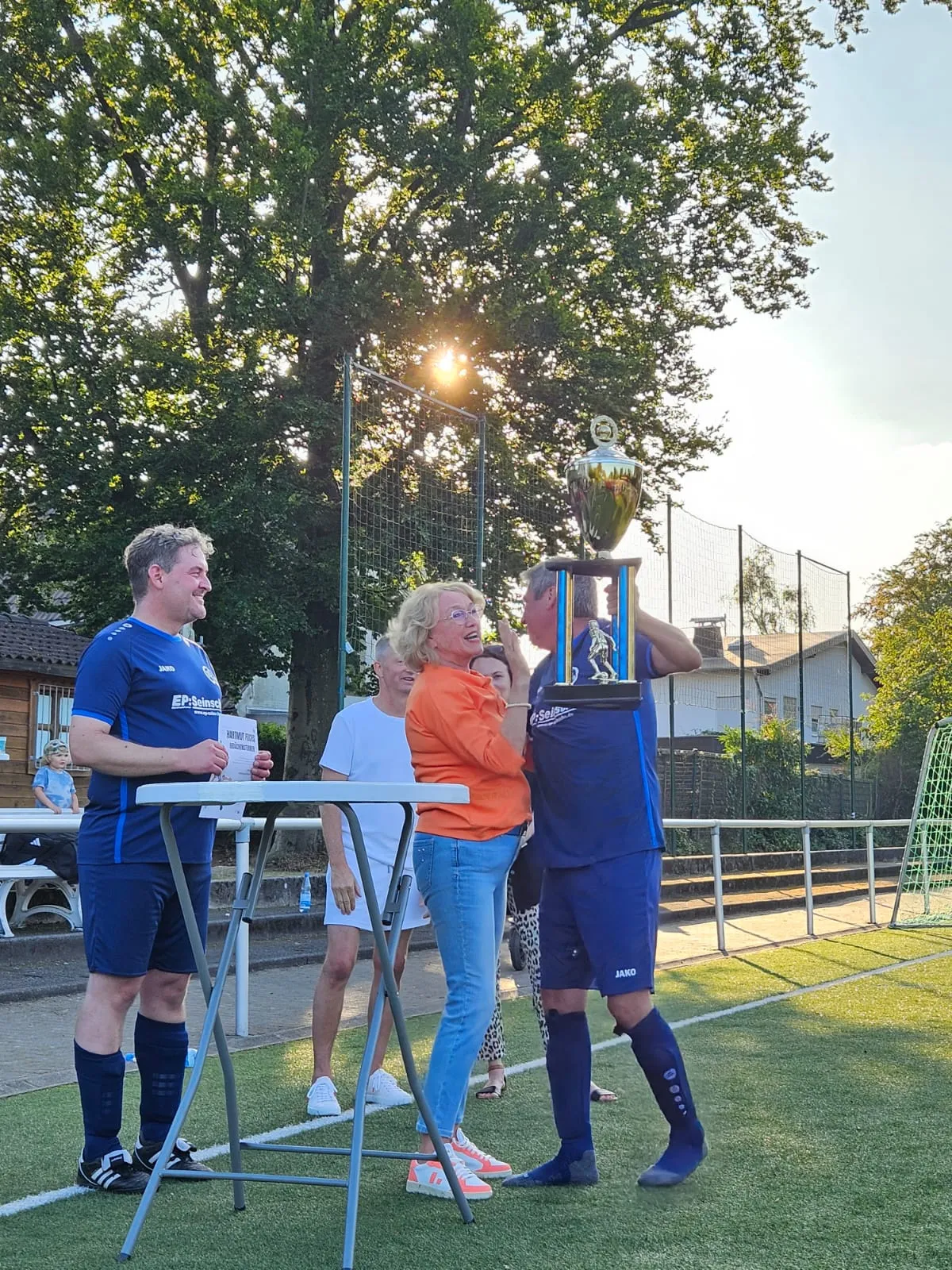 Jutta Fuchs übergibt den Pokal