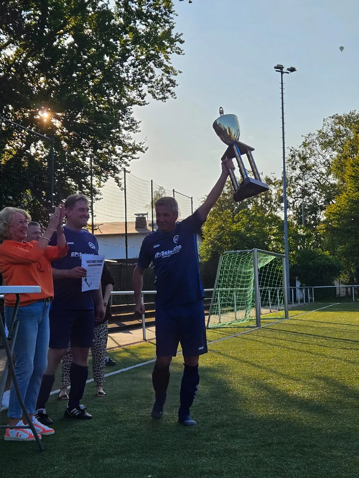 Loni mit Pokal